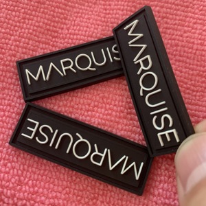 Étiquette en caoutchouc de silicone cousue, logo en relief 3D, emblème en caoutchouc pour sacs - Product Image 2