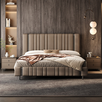 Lit de Luxe Moderne en Cuir Véritable avec Tête de Lit Capitonnée à Canneles Verticales, Lit King Size Rembourré pour Chambre Parentale