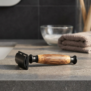 Rasoir à double lame avec manche en bois de bambou et protège-lame noir pour le rasage du corps et des zones intimes - Product Image 1