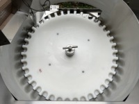 Ligne d'étiquetage de capsulage de remplissage de bouteilles de gouttes oculaires électriques contrôlées par PLC avec composants de noyau de roulement de moteur à engrenages de moteur de pompe