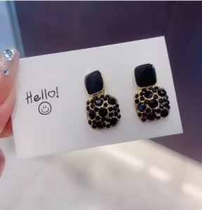 Exquises et adorables, ces boucles d'oreilles à clous en alliage de quartz de forme ovale, style rétro et tendance, sont parfaites pour les fêtes. - Product Image 1