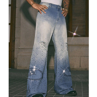Pantalon en jean délavé et vieilli à coupe ample et jambe large, taille mi-haute, avec étiquette personnalisée, strass et détails usés, vente en gros