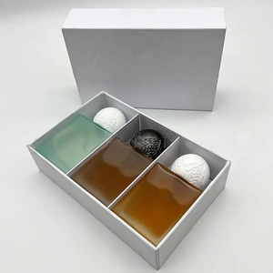 Coffret cadeau de parfum de luxe en vaporisateur avec des savons verts, bruns et noirs dans une boîte élégante pour offrir en cadeau, parfum boisé masculin - Product Image 1