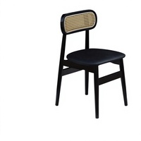 Chaise de salle à manger décontractée en bois massif de caoutchouc, dossier artistique, style minimaliste du milieu du siècle, avec cadre en rotin et revêtement en cuir, vente en gros