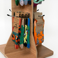 Étagère d'affichage de chaussettes en MDF à 4 côtés personnalisée, présentoir de vente au détail de chaussettes avec crochets