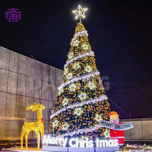 Un grand sapin de Noël avec lumières qui orne les entrées d'hôtels, les centres commerciaux et les lieux de rassemblement des festivals d'hiver - Product Image 2