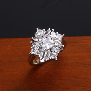 Anello di fidanzamento con pavé floreale per donna, elegante gioiello da dito per feste - Product Image 2