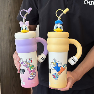 แก้วน้ำดิสนีย์ เดซี่ดั๊ก 500 มล. พร้อมหูจับและหลอดดูด ขวดน้ำสำหรับเด็กนักเรียน ใช้ในโรงเรียนและสำนักงาน - Product Image 2