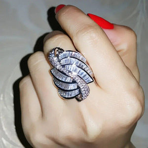 Anello con Design Artistico a Linee, Stile Unico per Donne - Product Image 2
