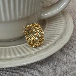 Bague rétro en argent pur S925, petite fleur, design creux, avec incrustation tendance, luxe léger, bague à la mode pour la vente en gros - Product Image 5