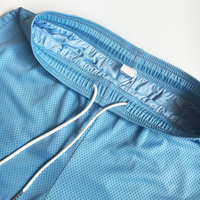 Shorts de basketball pour hommes 100 % polyester respirant à séchage rapide, imprimé trèfle, taille élastique avec cordon de serrage et bordure contrastante