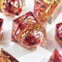 LuxeRoll – Ensemble de dés en résine à bords tranchants faits à la main, 7 pièces, avec anneau métallique, dés polyédriques DND, motif tourbillon rouge, pour jeux de rôle de table DND