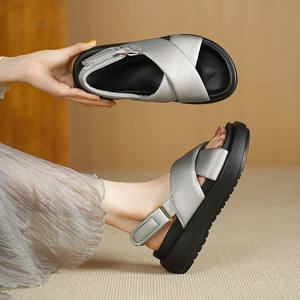 Piatti da donna personalizzati in fabbrica 2025 <span class=keywords><strong>sandali</strong></span> da donna estivi in <span class=keywords><strong>argento</strong></span> aperto <span class=keywords><strong>comodi</strong></span> in vera pelle <span class=keywords><strong>sandali</strong></span> da bambina taglie 34-40 - Product Image 2