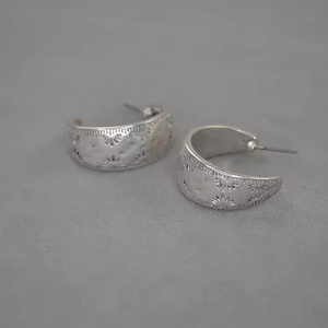 ต่างหูแฟชั่นสไตล์ยุโรปและอเมริกา ดีไซน์หรูหรา ทรงโค้งใหญ่ ลายโดดเด่น สำหรับผู้หญิง - Product Image 6