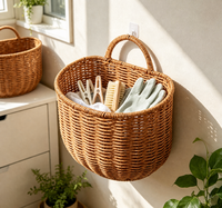 Panier suspendu semi-circulaire en rotin plastique durable avec structure en fer, idéal pour le rangement dans la cuisine, le salon, le balcon et la salle de bain