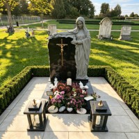 Pierre tombale en granit noir européen, forme bouclier nordique, avec vases en acier inoxydable, lanternes en pierre, ensemble commémoratif pour cimetière