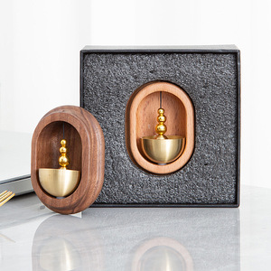 Carillon de porte ovale en bois, cloche magnétique en cuivre, design minimaliste, rappel d'entrée, décoration - Product Image 4