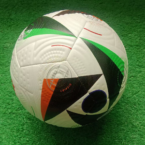Taille 5 personnalisée en usine PU Football antichoc durable pour l'entraînement pour l'Amérique Mexique pour les matchs de la <span class=keywords><strong>Coupe</strong></span> <span class=keywords><strong>du</strong></span> <span class=keywords><strong>monde</strong></span> Logo imprimé - Product Image 2