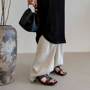 Sandalias de cuero casuales de moda para mujer, con punta en pico, diseño de escamas de pez en forma de V, estilo nuevo. - Product Image 2