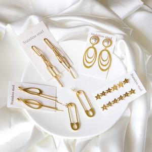 ต่างหูห้อยประดับจี้ชุบทอง 14K 18K PVD สแตนเลสสตีลกันน้ำ ป้องกันอาการแพ้ ผลิตตามสั่งขายส่ง สำหรับงานปาร์ตี้ - Product Image 3