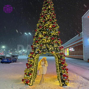 Guirlande lumineuse LED de Noël avec décorations illuminées pour la rue, le centre commercial, l'hôtel, la station balnéaire et les événements de Noël, en vente - Product Image 1