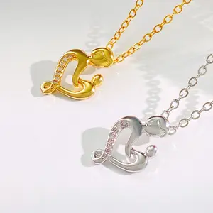 Vente en gros de collier pendentif coeur porte-bonheur pour femmes cadeaux de fête des mères collier argenté créatif mère enfant embrasser l'amour