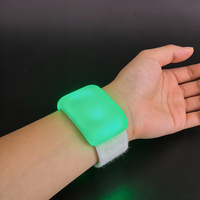 Bracelets LED portables style romantique avec télécommande 433 MHz, 15 couleurs LED, portée 1000 m, fermeture auto-agrippante réglable pour fêtes