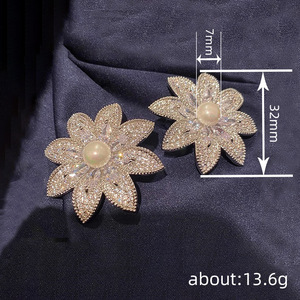 Eleganti Orecchini a Perno con Perle Finte e Motivi Floreali, Gioielli di Lusso da Donna, Zirconi Scintillanti, per Uso Quotidiano e Regalo - Product Image 3