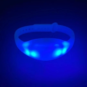 Braccialetti LED Natalizi Lampeggianti con Telecomando Wireless, Batteria Inclusa, Cambio Colore RGB per Feste/Festival/Concerti/Eventi - Product Image 3