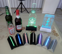 Étagère de présentation de bouteilles en acrylique portable fabriquée à la main en Chine avec base lumineuse LED, forme personnalisée