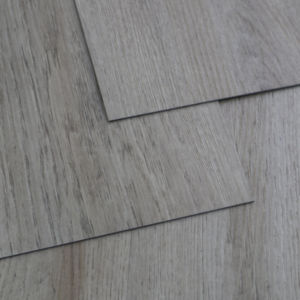 Planchettes de revêtement de sol LVT autocollantes remplaçables pour réparation facile, idéales pour la maintenance modulaire des zones et la réparation ciblée des dommages, solution économique. - Product Image 1
