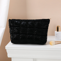 Pochette de maquillage géométrique moelleuse en polyester avec fermeture éclair pour articles de toilette