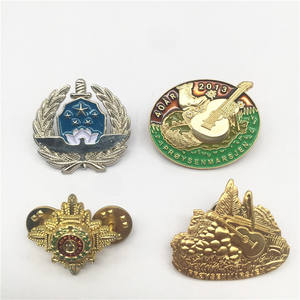 Özelleştirilebilir Çizgi Film Karakteri At Şapkalı Fabrika Broşu Emaye Yaka İğnesi - Product Image 2