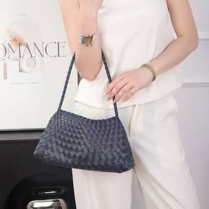 Petit sac à bandoulière carré en cuir PU tissé à la main pour femmes à la mode française - Product Image 3