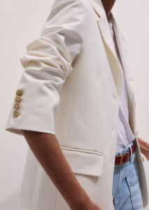 Blazer beige à simple boutonnage avec revers cranté, poches à rabat et détails de boutons contrastants, idéal pour les tenues professionnelles de bureau - Product Image 5