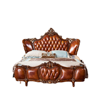 Lit à baldaquin de style victorien de luxe avec tête de lit capitonnée en cuir marron et sculptures en bois