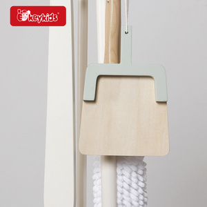 Ensemble d'outils <span class=keywords><strong>de</strong></span> nettoyage en bois pour enfants, jeu <span class=keywords><strong>de</strong></span> simulation <span class=keywords><strong>de</strong></span> <span class=keywords><strong>ménage</strong></span> avec balai et pelle à poussière W10L067 - Product Image 2