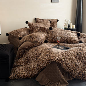 Set di Biancheria da Letto Personalizzato in Tessuto Misto Pile di Leopardo con Copripiumino e Copriletto con Bordo Arricciato - Product Image 3