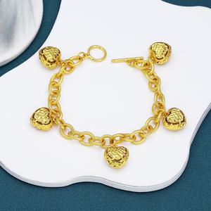 Bracelet tendance plaqué or 24 carats avec grand pendentif cœur, idéal pour femme - Nouvelle collection en promotion - Product Image 5