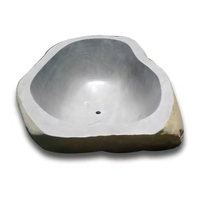 Baignoire ovale traditionnelle d'extérieur en pierre de rivière naturelle gris foncé, écologique, taille personnalisée, avec drain central