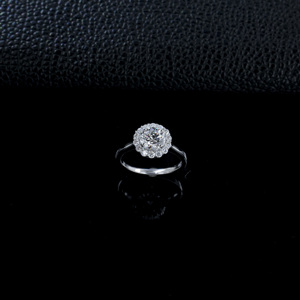 Bague de fiançailles classique pour femme en argent 925 avec diamant rond, sertie de pavés floraux et style halo - Product Image 3