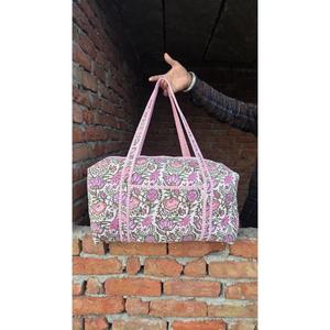 Bolsa de lona de algodón acolchada con estampado tradicional hecho a mano, elegante, ligera, duradera y espaciosa para viajes de vacaciones. - Product Image 1