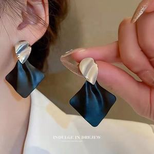 ต่างหูทรงเรขาคณิตสำหรับงานปาร์ตี้ของผู้หญิงสีดำสุดอินเทรนด์ โลหะผสมหรูหรา สง่างาม เรียบง่าย โดดเด่น - Product Image 1