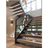 Escalier droit en bois américain avec marches étroites et garde-corps en verre