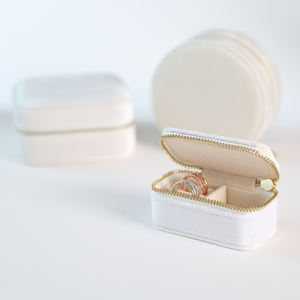 Boîte de rangement à bijoux portable en velours miniature avec logo personnalisé, étui à bagues, boîte à bijoux de voyage en velours italien, petite boîte à bijoux de voyage - Product Image 6
