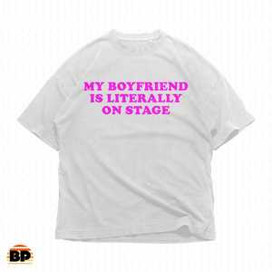 Maglietta unisex in cotone pesante con scritta rosa 'My Boyfriend Is Literally On Stage', camicia da concerto streetwear - Product Image 1
