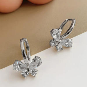 Pendientes de Mariposa Tipo Huggie con Cristales y Diamantes de Imitación, Chapados en Oro de 18K, para Uso Diario, de Lujo para Mujer - Product Image 4