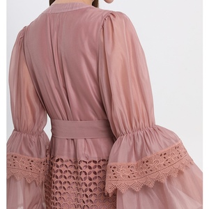 เดรสแฟชั่นเอวแขนบานมีระบายลายฉลุลูกไม้แบบประกบแนววินเทจ - Product Image 2