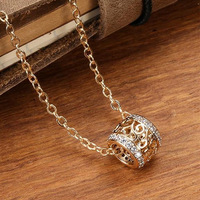 Collier Vintage pour Femme avec Pendentif Cylindrique Creux en Filigrane, Plaqué Or 18 carats, Diamants CZ, Motif Cercles Entrelacés Éternité