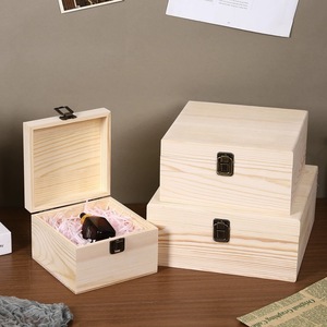 Caja de madera con tapa abatible, de pino macizo, cuadrada, con cerradura, para regalos, manualidades, recuerdos de boda, dulces, baby shower, fiesta de bienvenida al bebé. - Product Image 2